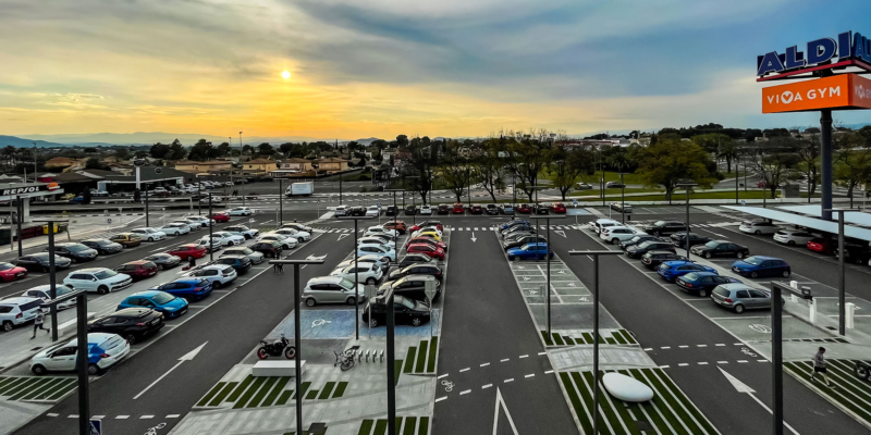Imagen general del parking del edificio comercial en L'Eliana