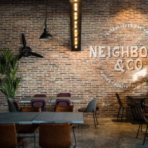 Interior de cafetería Neighbors & Co